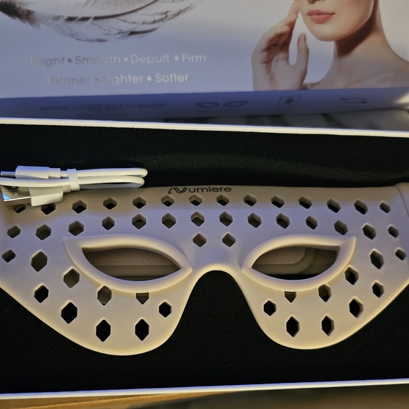 Numiere Feather LED Mask - Picture 11 of 14